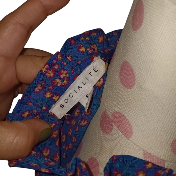 Socialite Blue Floral Blouse - Picture 4 of 5